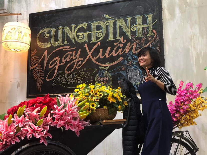 Người dân Hà Nội tham gia chụp ảnh cùng không gian trưng bày