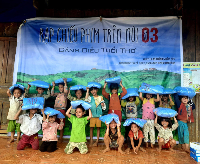 Những bạn trẻ đã dành 12 năm để “cõng” điện và rạp chiếu phim lên núi