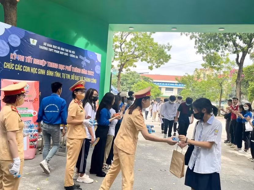 CSGT tặng nước uống động viên thí sinh trong những ngày thi căng thẳng
