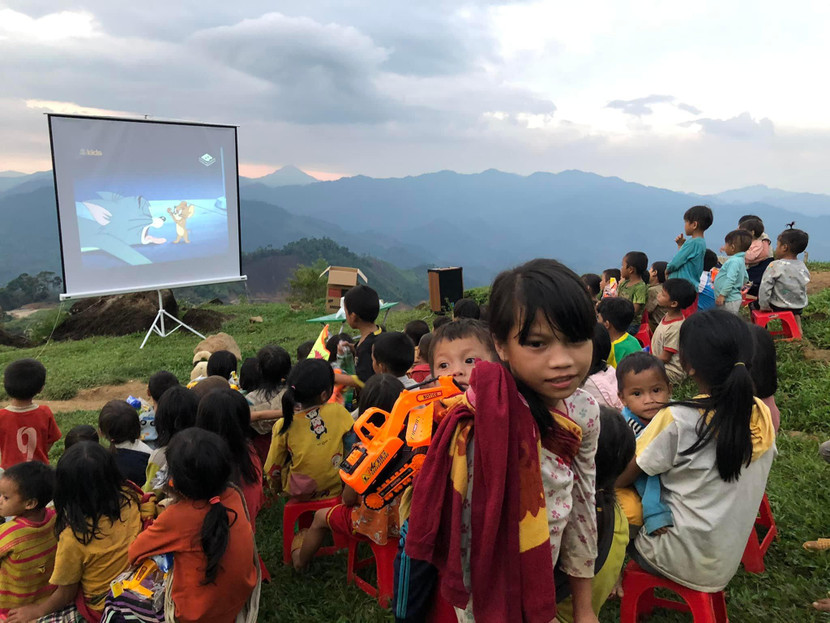 Những đứa trẻ vùng cao thích thú được trải nghiệm những điều mà vốn dĩ xa vời nơi vùng cao khó khăn