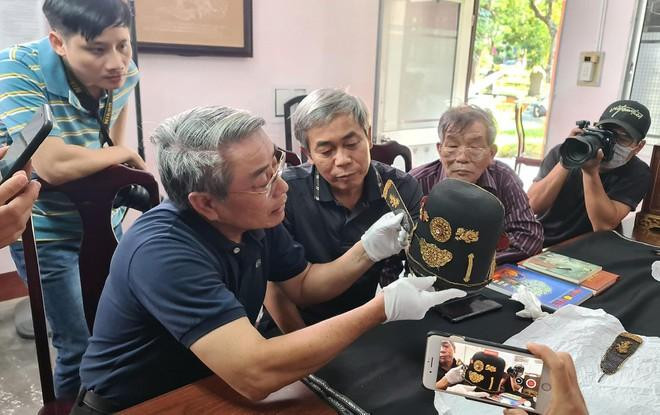 Huế tiếp nhận hiện vật là mũ quan triều Nguyễn và áo Nhật Bình do một tập đoàn trong nước hiến tặng Huế tiếp nhận hiện vật là mũ quan triều Nguyễn và áo Nhật Bình do một tập đoàn trong nước hiến tặng