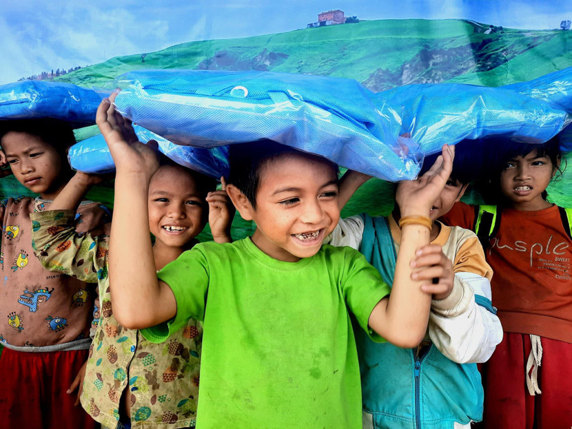 Những món quà là bánh kẹo và đồ chơi được các em nhỏ vùng cao yêu thích nhất