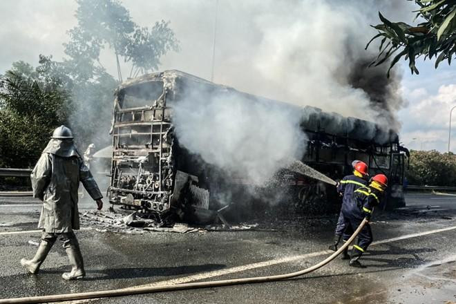 Vụ cháy xe khách tại Đại lộ Thăng Long