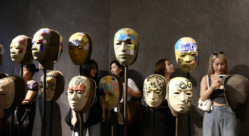 Triển lãm thu hút đông đảo người yêu nghệ thuật tới thưởng lãm các tác phẩm (Ảnh: Thuần Thư)