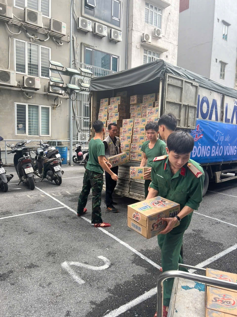 Các đơn vị quân đội tiếp nhận các sản phẩm thức uống tốt cho sức khỏe của Tân Hiệp Phát để giúp người dân vùng lũ tiếp thêm năng lượng, tăng cường sức khỏe trước những khó khăn, thách thức để sớm ổn định cuộc sống