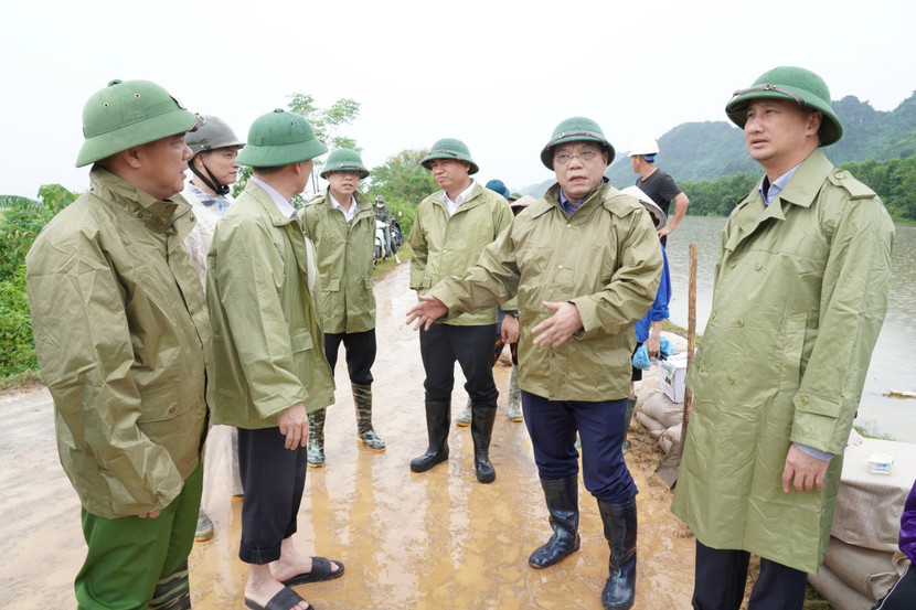 Trung tướng Nguyễn Hải Trung - Giám đốc CATP Hà Nội trực tiếp thị sát công tác ứng phó với bão số 3 tại 2 huyện Mê Linh và Mỹ Đức