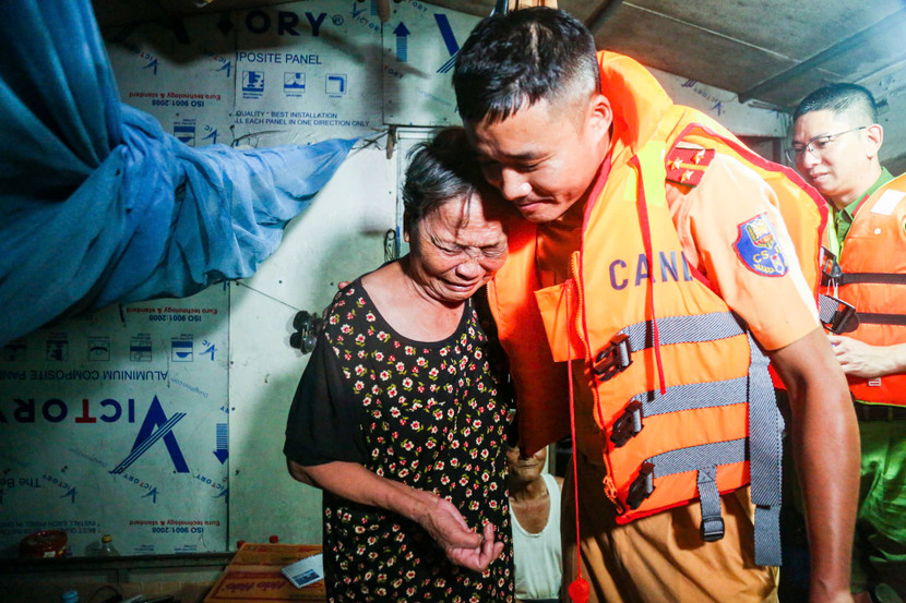 Người dân xúc động trước tình cảm của những chiến sĩ Cảnh sát giao thông đường thủy