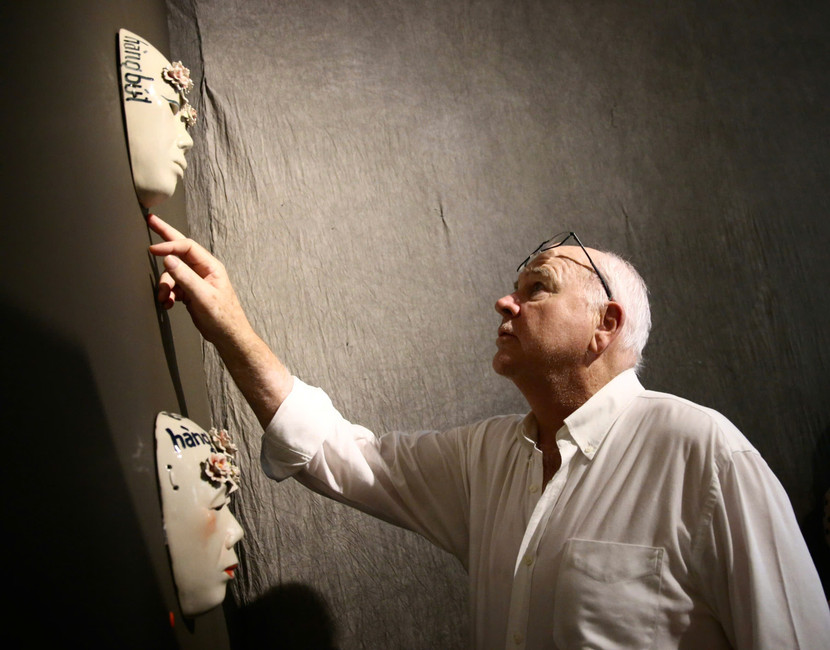 Du khách nước ngoài thưởng lãm tác phẩm