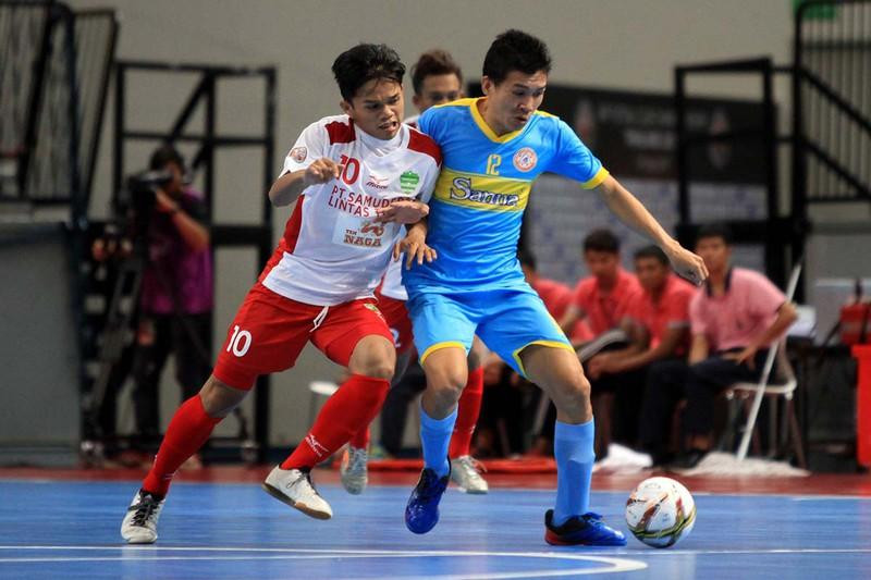 Cầu thủ futsal Nguyễn Nhớ (bên phải) gây ấn tượng với hành động "bỏ bóng cứu người" Cầu thủ futsal Nguyễn Nhớ (bên phải) gây ấn tượng với hành động "bỏ bóng cứu người"