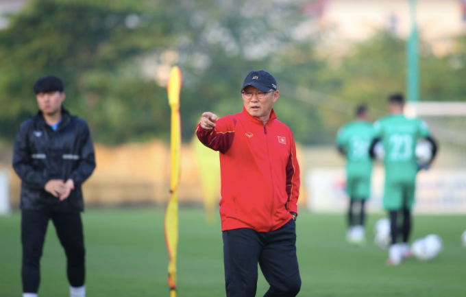 HLV Park Hang-seo tại buổi tập của ĐT Việt Nam chiều 6-12