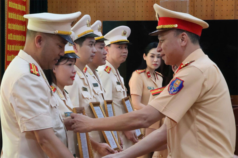 Cán bộ chiến sĩ đến niên hạn vinh dự nhận quyết định thăng cấp bậc hàm