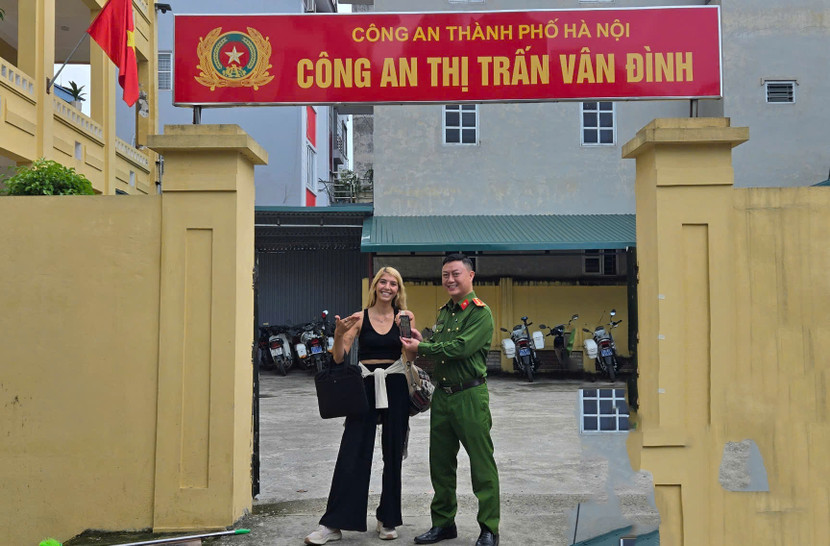 Nữ du khách rất vui mừng khi nhận lại được tài sản bị mất Nữ du khách rất vui mừng khi nhận lại được tài sản bị mất