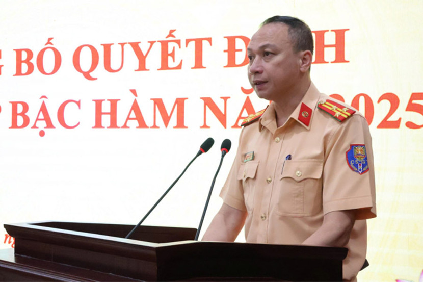 Thượng tá Nguyễn Chí Công chúc mừng 372 cán bộ chiến sĩ được thăng cấp bậc hàm đúng niên hạn