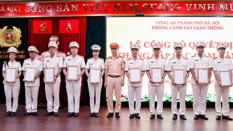 Phòng Cảnh sát giao thông có 372 cán bộ chiến sĩ được nhận quyết định thăng cấp bậc hàm trong dịp này