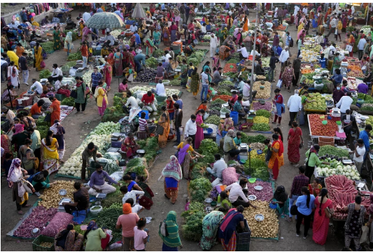 Người dân mua bán tập nập tại khu chợ Ahmedabad, Ấn Độ ngày 3-3-2022 Người dân mua bán tập nập tại khu chợ Ahmedabad, Ấn Độ ngày 3-3-2022