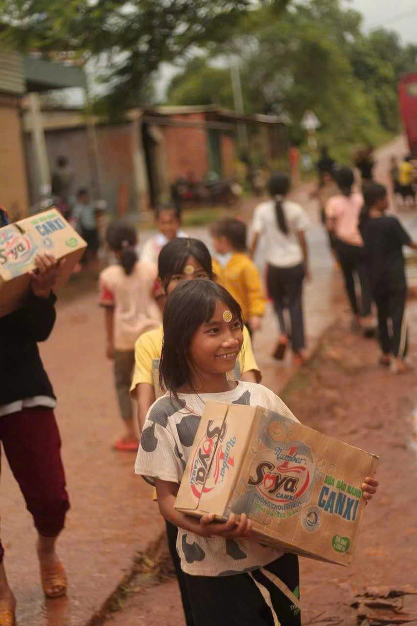 Niềm vui khi được nhận quà của trẻ em vùng cao Niềm vui khi được nhận quà của trẻ em vùng cao