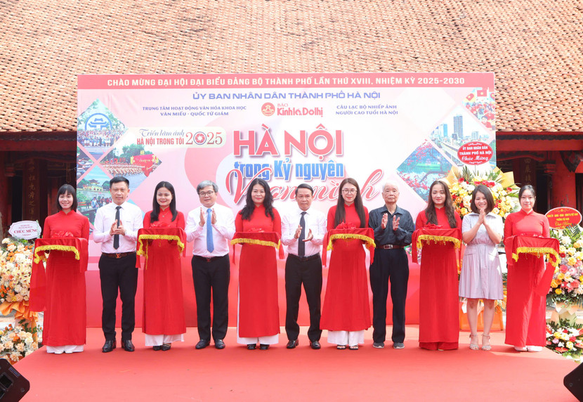 Khai mạc triển lãm với nghi thức cắt băng khai mạc. Khai mạc triển lãm với nghi thức cắt băng khai mạc.