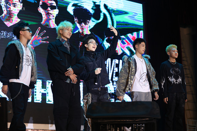 Nhóm Rap Workaholics góp mặt trong chương trình. Nhóm Rap Workaholics góp mặt trong chương trình.