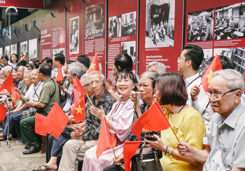 Trưng bày có sự tham dự của các nhân chứng lịch sử và đại diện gia đình trực tiếp tham gia tiếp quản Thủ đô Trưng bày có sự tham dự của các nhân chứng lịch sử và đại diện gia đình trực tiếp tham gia tiếp quản Thủ đô