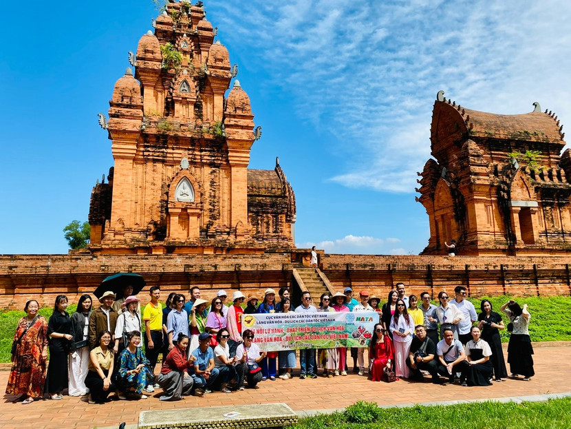 Chương trình tạo dựng sự gắn kết giữa Làng Văn hóa - Du lịch các dân tộc Việt Nam và doanh nghiệp du lịch Chương trình tạo dựng sự gắn kết giữa Làng Văn hóa - Du lịch các dân tộc Việt Nam và doanh nghiệp du lịch