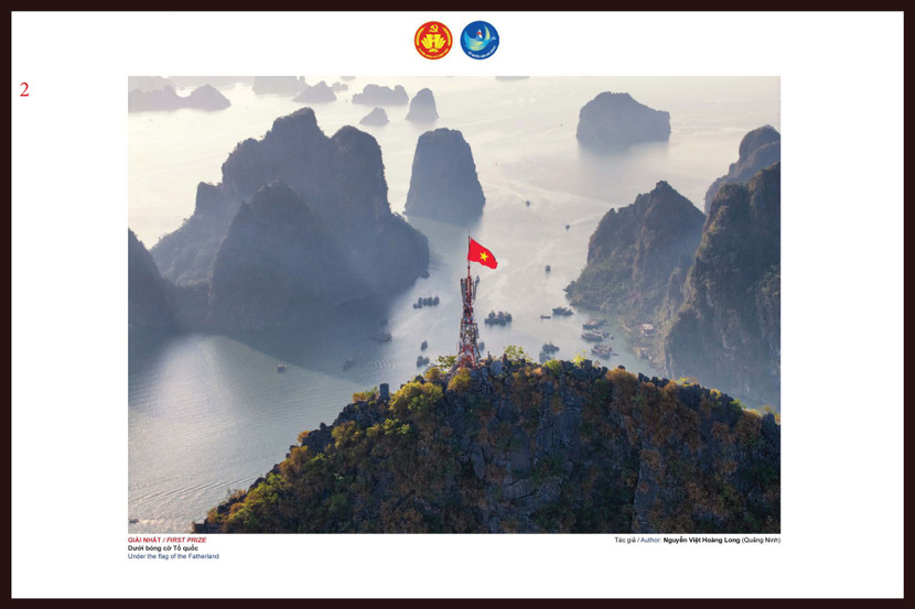 Bức ảnh "Dưới bóng cờ Tổ quốc" đoạt giải Nhất cuộc thi.