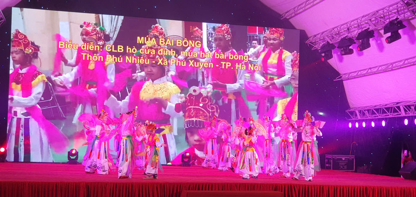 Múa bài bông do CLB hò cửa đình, múa hát bài bông thôn Phú Nhiêu, xã Phú Xuyên, Hà Nội biểu diễn.