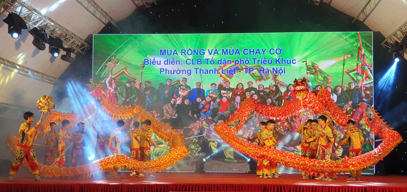 Múa rồng và múa chạy cờ do CLB tổ dân phố Triều Khúc biểu diễn.