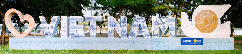 Khối biểu tượng "Trái tim tình yêu" đặt tại công viên Thống Nhất. Khối biểu tượng "Trái tim tình yêu" đặt tại công viên Thống Nhất.