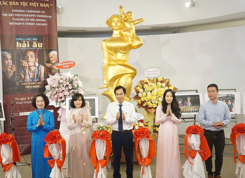 Đại biểu cắt băng khai mạc triển lãm "Sắc màu cuộc sống các dân tộc Việt Nam" Đại biểu cắt băng khai mạc triển lãm "Sắc màu cuộc sống các dân tộc Việt Nam"