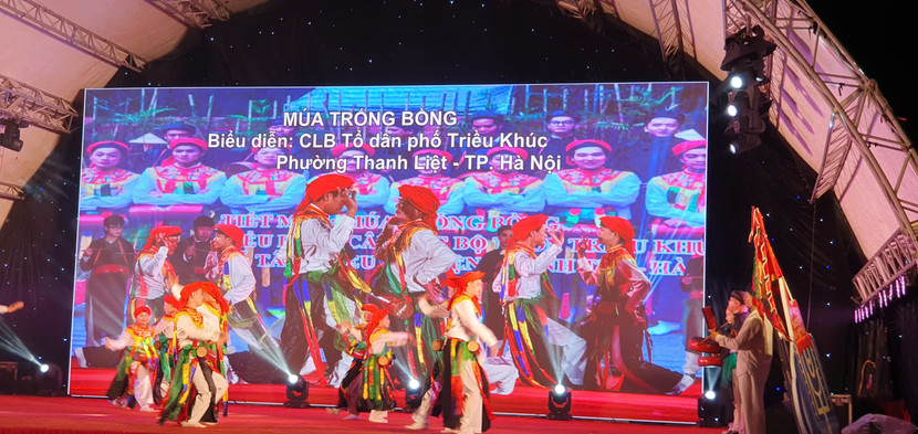 Múa trống bồng do CLB tổ dân phố Triều Khúc biểu diễn