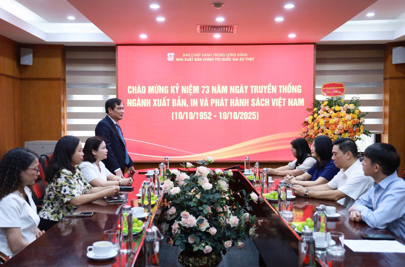 Đồng chí Phan Xuân Thủy, Phó trưởng Ban Tuyên giáo và Dân vận Trung ương đánh giá cao những kết quả nổi bật mà Nhà xuất bản Chính trị quốc gia Sự thật đã đạt được trong thời gian qua.