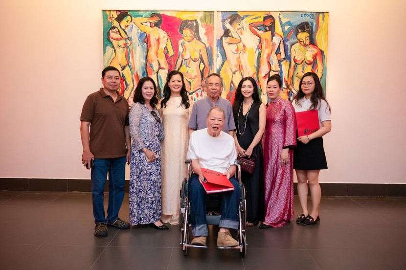 Họa sĩ Đỗ Sơn bên gia đình. Họa sĩ Đỗ Sơn bên gia đình.