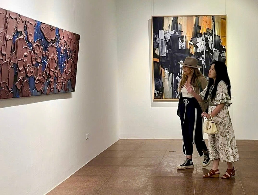 Thưởng lãm các tác phẩm của họa sĩ Trần Lê Nam. Thưởng lãm các tác phẩm của họa sĩ Trần Lê Nam.