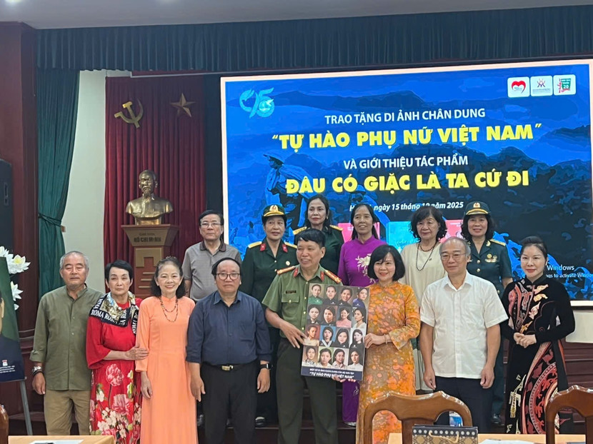 Trao tặng bộ sưu tập chân dung “Tự hào Phụ nữ Việt Nam” cho Bảo tàng Phụ nữ Việt Nam Trao tặng bộ sưu tập chân dung “Tự hào Phụ nữ Việt Nam” cho Bảo tàng Phụ nữ Việt Nam