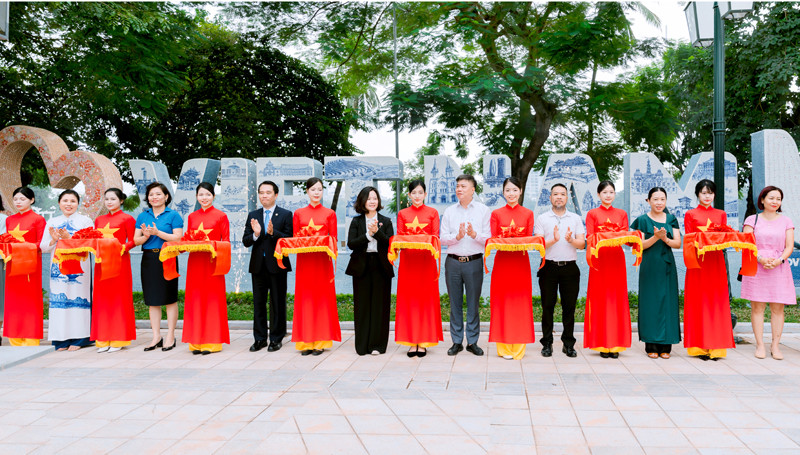 Cắt băng khánh thành tác phẩm. Cắt băng khánh thành tác phẩm.