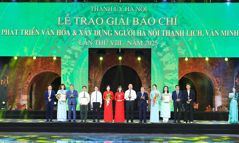 Phó Trưởng ban Thường trực Ban Tuyên giáo và Dân vận Trung ương Lại Xuân Môn và Phó Bí thư Thường trực Thành ủy Hà Nội Nguyễn Văn Phong trao giải A cho các tác giả, nhóm tác giả đoạt giải. Ảnh: Quang Thái Phó Trưởng ban Thường trực Ban Tuyên giáo và Dân vận Trung ương Lại Xuân Môn và Phó Bí thư Thường trực Thành ủy Hà Nội Nguyễn Văn Phong trao giải A cho các tác giả, nhóm tác giả đoạt giải. Ảnh: Quang Thái