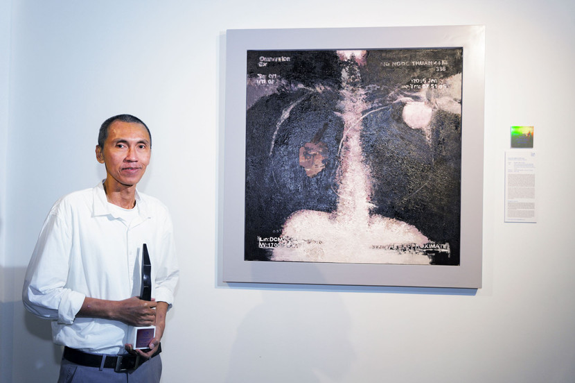 Nghệ sĩ Nguyễn Ngọc Thuần bên tác phẩm giành giải Nghệ sĩ triển vọng. Nghệ sĩ Nguyễn Ngọc Thuần bên tác phẩm giành giải Nghệ sĩ triển vọng.