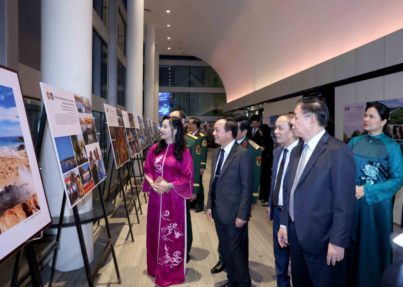 Các đại biểu tham quan triển lãm.