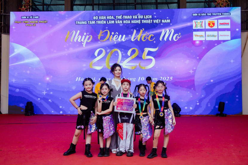 Nhóm nhảy đoạt giải tại chương trình. Nhóm nhảy đoạt giải tại chương trình.