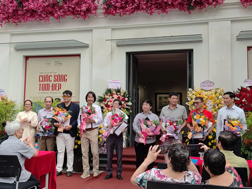Tặng hoa các nhà sưu tập tranh đã đóng góp tác phẩm tại triển lãm "Cuộc sống tươi đẹp".