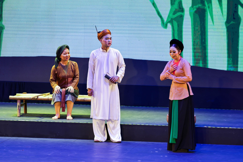 Vở chèo kinh điển "Tống Trân Cúc Hoa" do nhà hát Chèo Hưng Yên dàn dựng. Vở chèo kinh điển "Tống Trân Cúc Hoa" do nhà hát Chèo Hưng Yên dàn dựng.