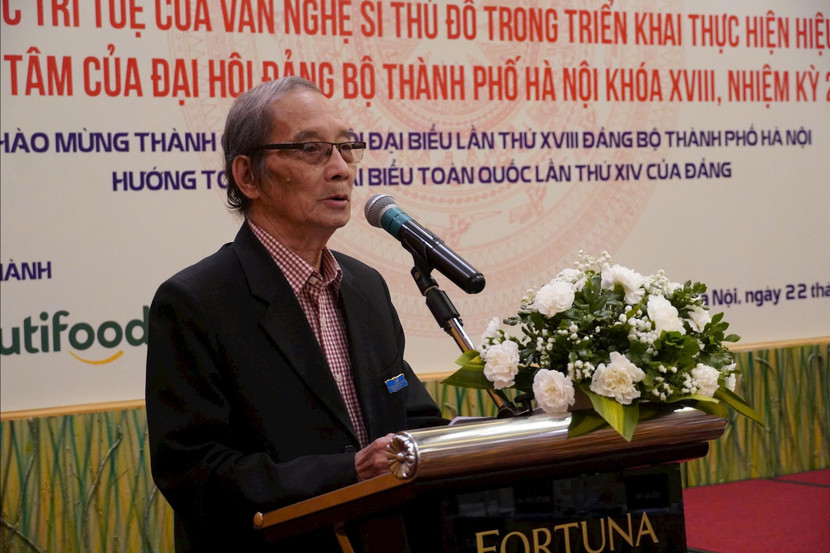 Nhà thơ Bằng Việt, nguyên Chủ tịch Hội Liên hiệp VHNT Hà Nội phát biểu tại tọa đàm.