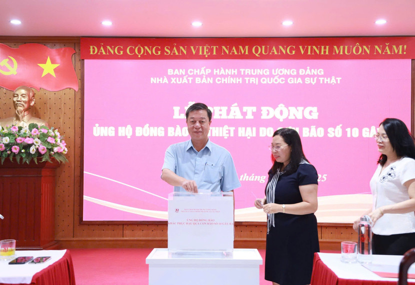 Các đồng chí Lãnh đạo Nhà xuất bản tham gia ủng hộ đồng bào tại Lễ phát động.