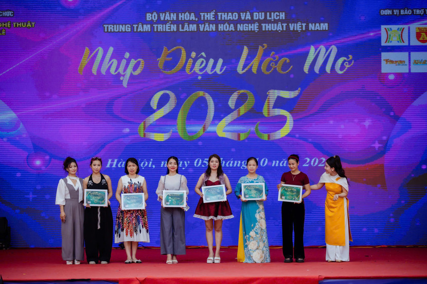 Trao giải cho các câu lạc bộ. Trao giải cho các câu lạc bộ.