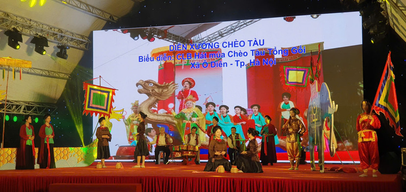 Diễn xướng chèo tàu do CLB múa chèo tàu Tổng Gối biểu diễn.