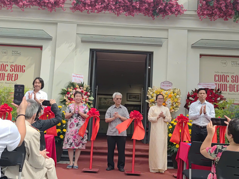 Cắt băng khai mạc triển lãm.