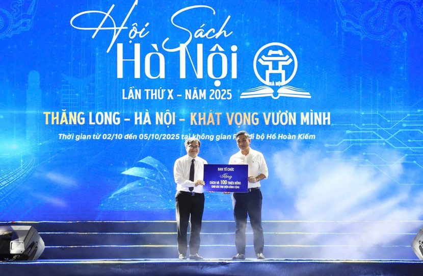 Trao tặng sách và 100 triệu đồng cho các thư viện công cộng. Trao tặng sách và 100 triệu đồng cho các thư viện công cộng.