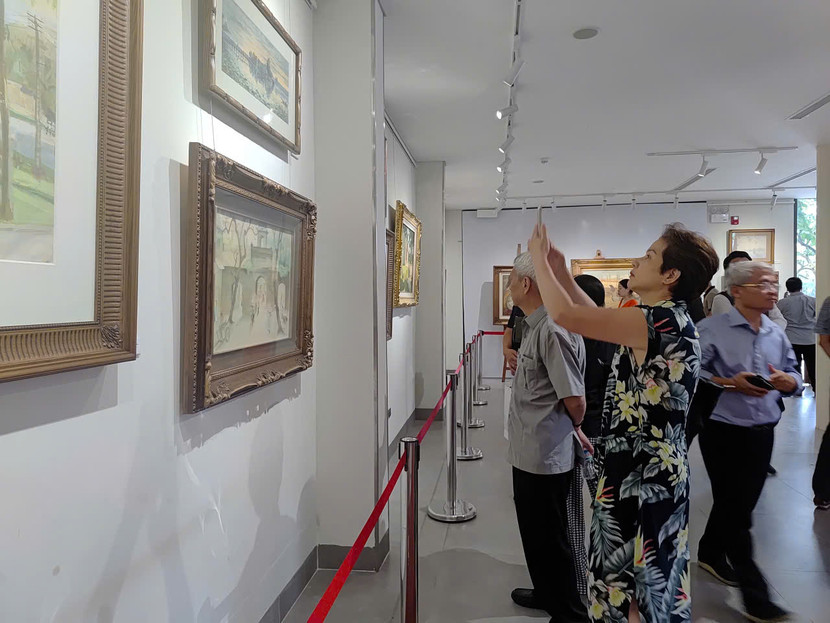 Triển lãm đang diễn ra tại Trung tâm thông tin văn hóa Hồ Gươm.