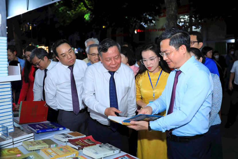 Phó Bí thư Thường trực Thành ủy Hà Nội Nguyễn Văn Phong cùng các đại biểu tham quan gian trưng bày sách tại hội sách. Phó Bí thư Thường trực Thành ủy Hà Nội Nguyễn Văn Phong cùng các đại biểu tham quan gian trưng bày sách tại hội sách.