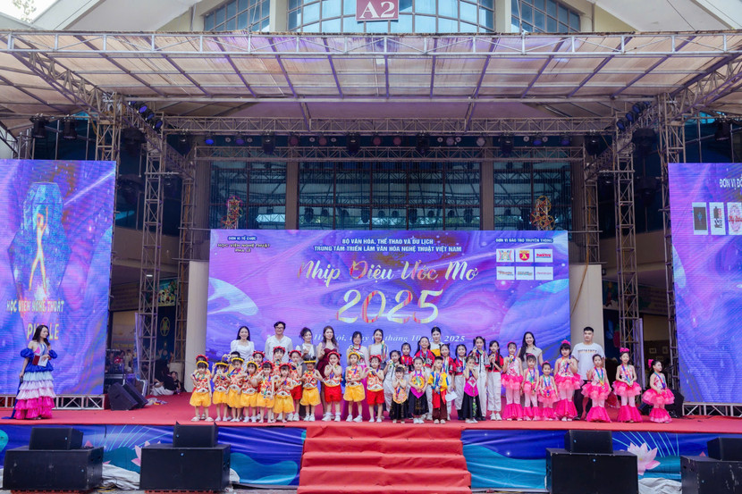 Các em nhỏ chụp ảnh lưu niệm cùng ban tổ chức. Các em nhỏ chụp ảnh lưu niệm cùng ban tổ chức.